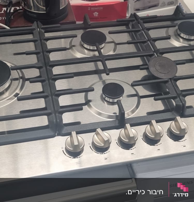 כיריים גז עם חמישה מבערים וכפתורי שליטה